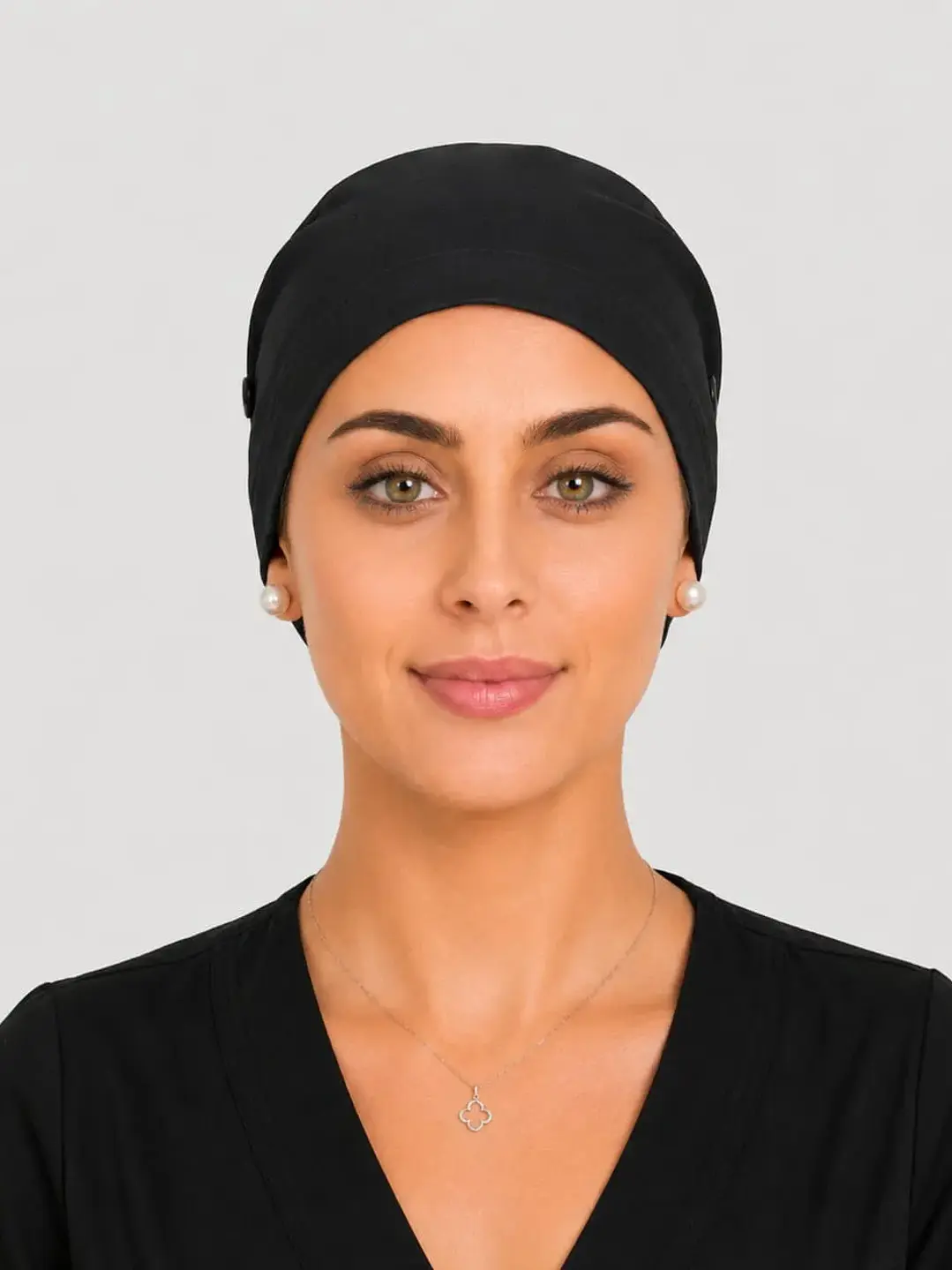 Gorro Clínico con Botones para Mascarilla - Negro Liso Premium - Uniformes clínicos Égida Chile
