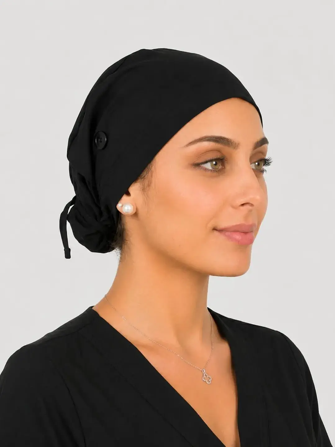 Gorro Clínico con Botones para Mascarilla - Negro Liso Premium - Uniformes clínicos Égida Chile