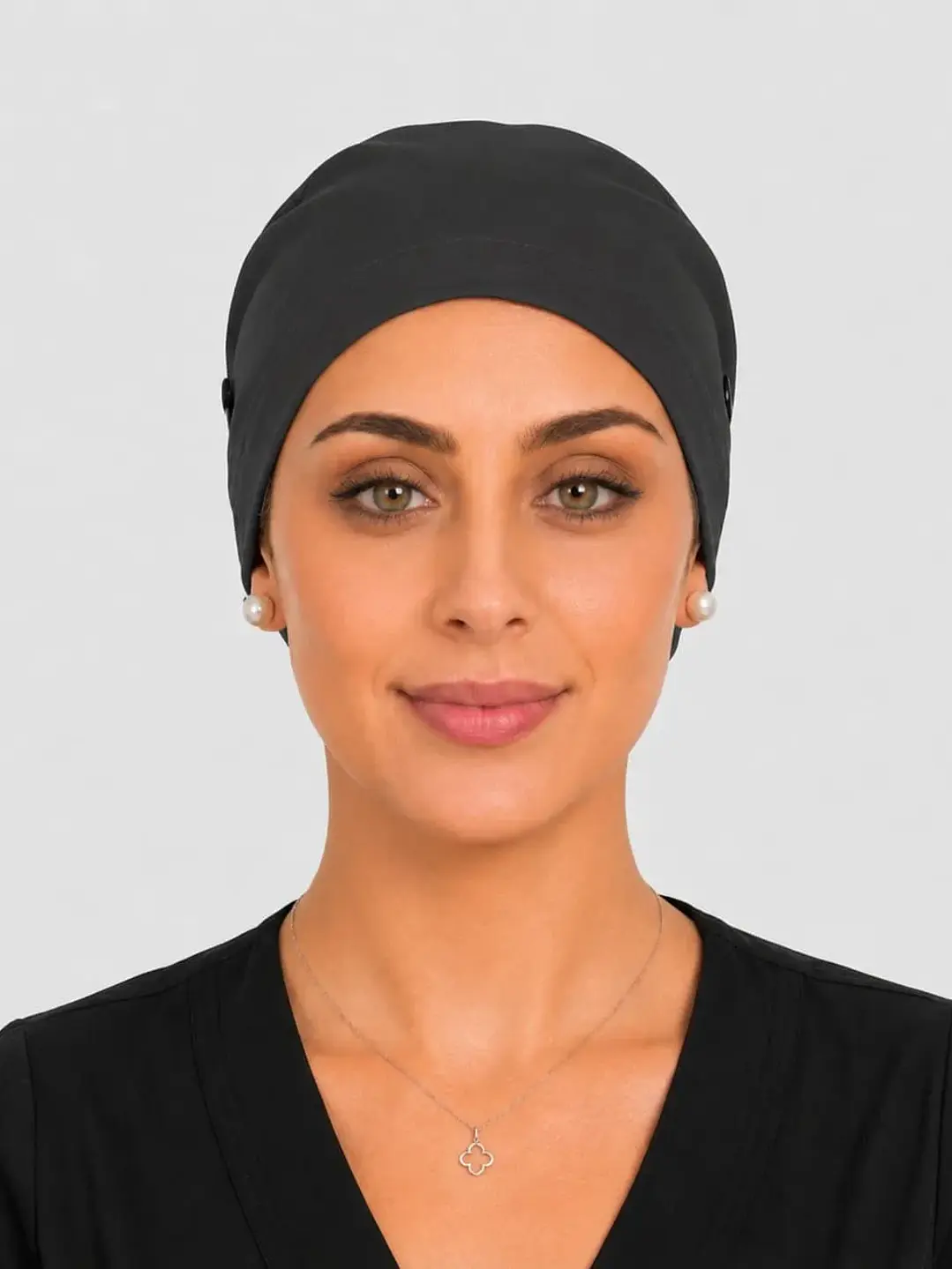 Gorro Clínico con Botones para Mascarilla - Gris Marengo Liso - Uniformes clínicos Égida Chile