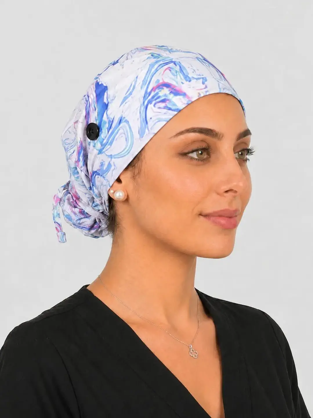 Gorro Clínico con Botones para Mascarilla - Diseño arcoiris - Uniformes clínicos Égida Chile