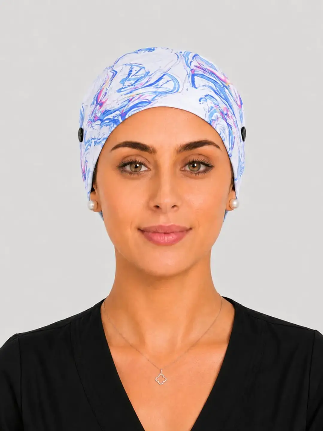 Gorro Clínico con Botones para Mascarilla - Diseño arcoiris - Uniformes clínicos Égida Chile