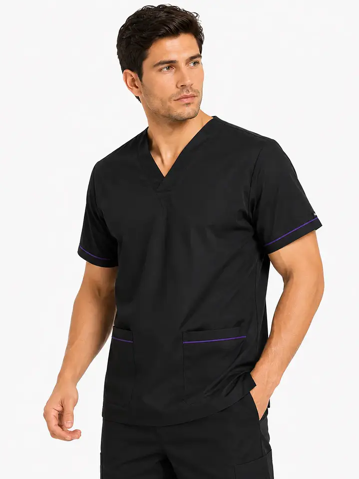 Polera Clínica Cargo Hombre Negro con Aplicación Morada | Med Comfort Flex 1