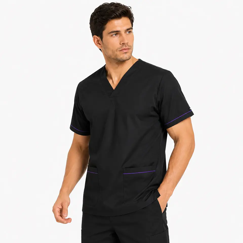 Polera Clínica Cargo Hombre Negro con Aplicación Morada | Med Comfort Flex 1