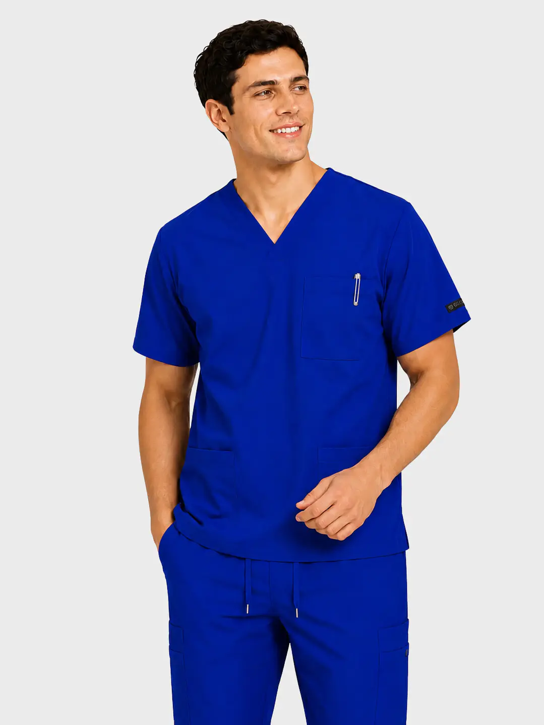 Polera Médica Cargo Hombre Cuello en V Antifluido Azul Rey | Egida - Uniformes clínicos Égida Chile
