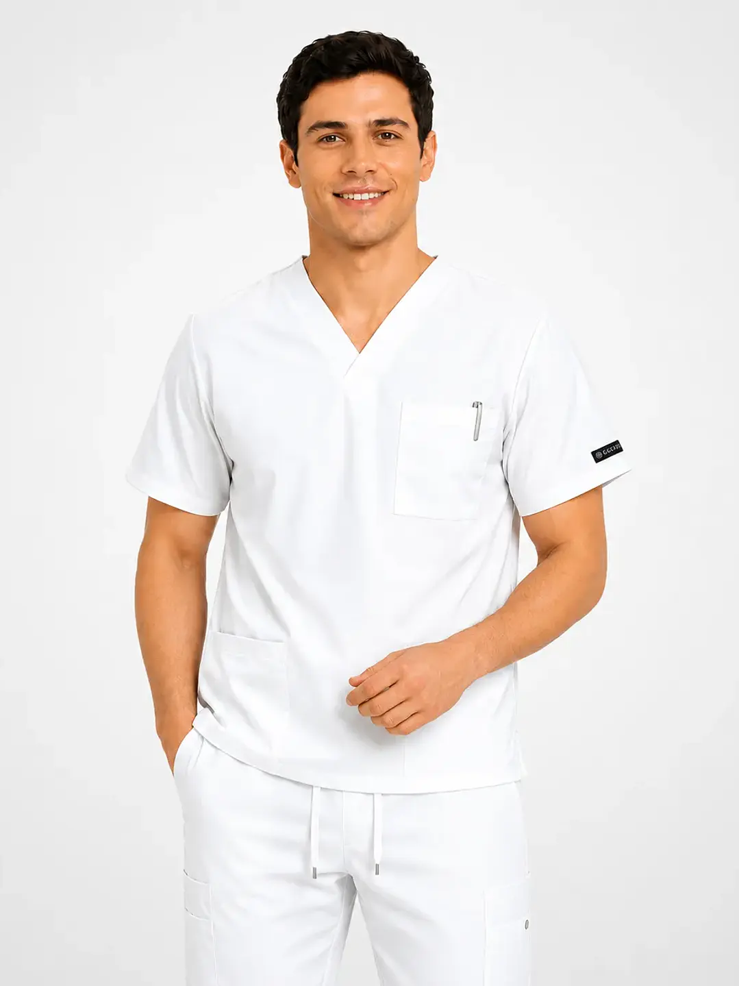Polera Médica Cargo Hombre Cuello en V Antifluido Blanco | Egida - Uniformes clínicos Égida Chile