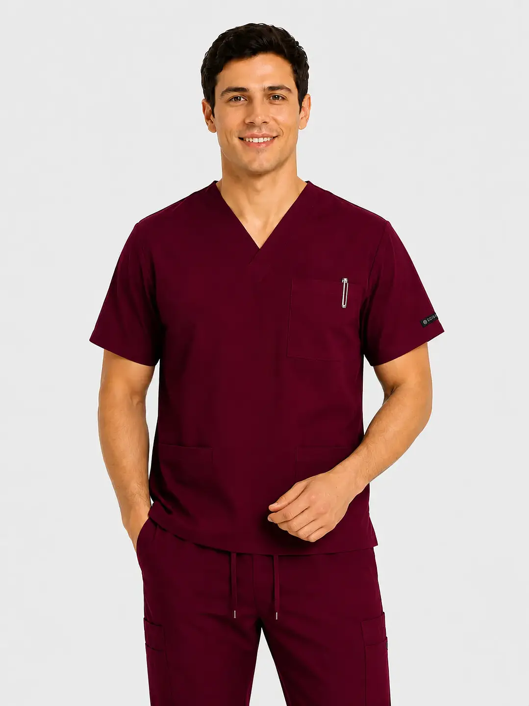 Polera Médica Cargo Hombre Cuello en V Antifluido Burdeo | Egida - Uniformes clínicos Égida Chile