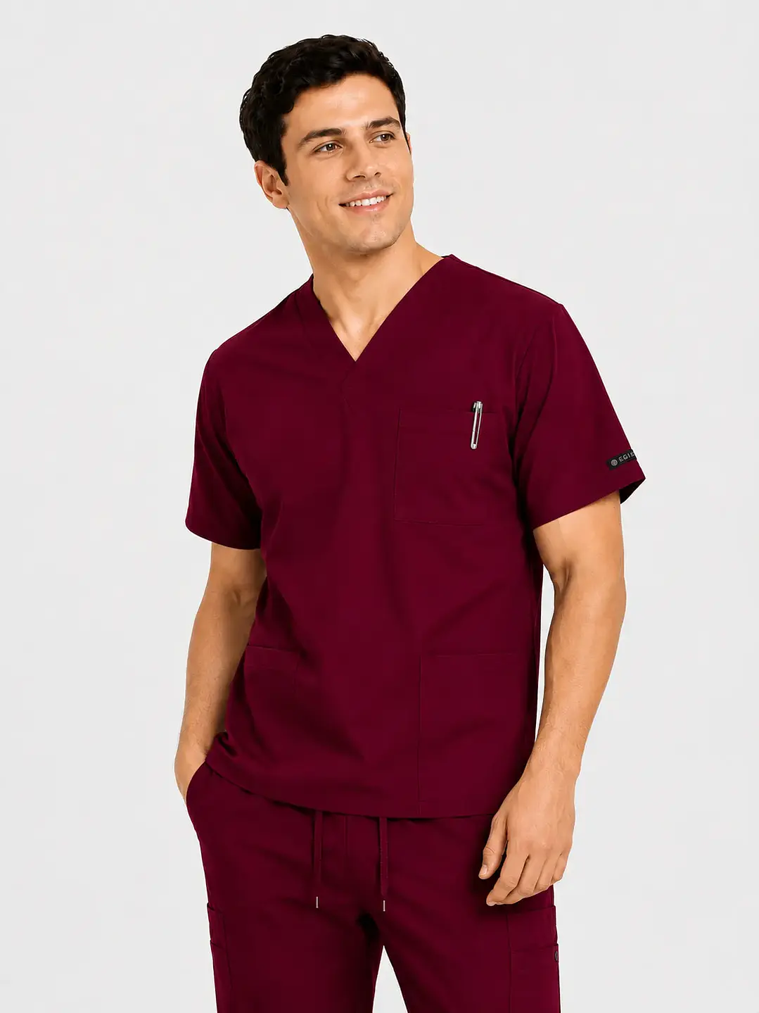 Polera Médica Cargo Hombre Cuello en V Antifluido Burdeo | Egida - Uniformes clínicos Égida Chile
