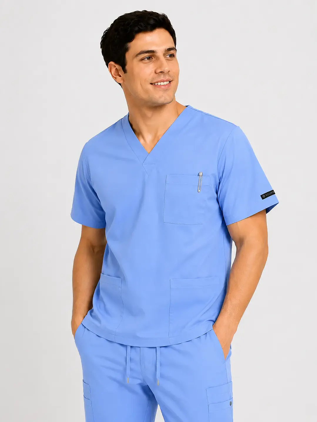 Polera Médica Cargo Hombre Cuello en V Antifluido Celeste | Egida - Uniformes clínicos Égida Chile