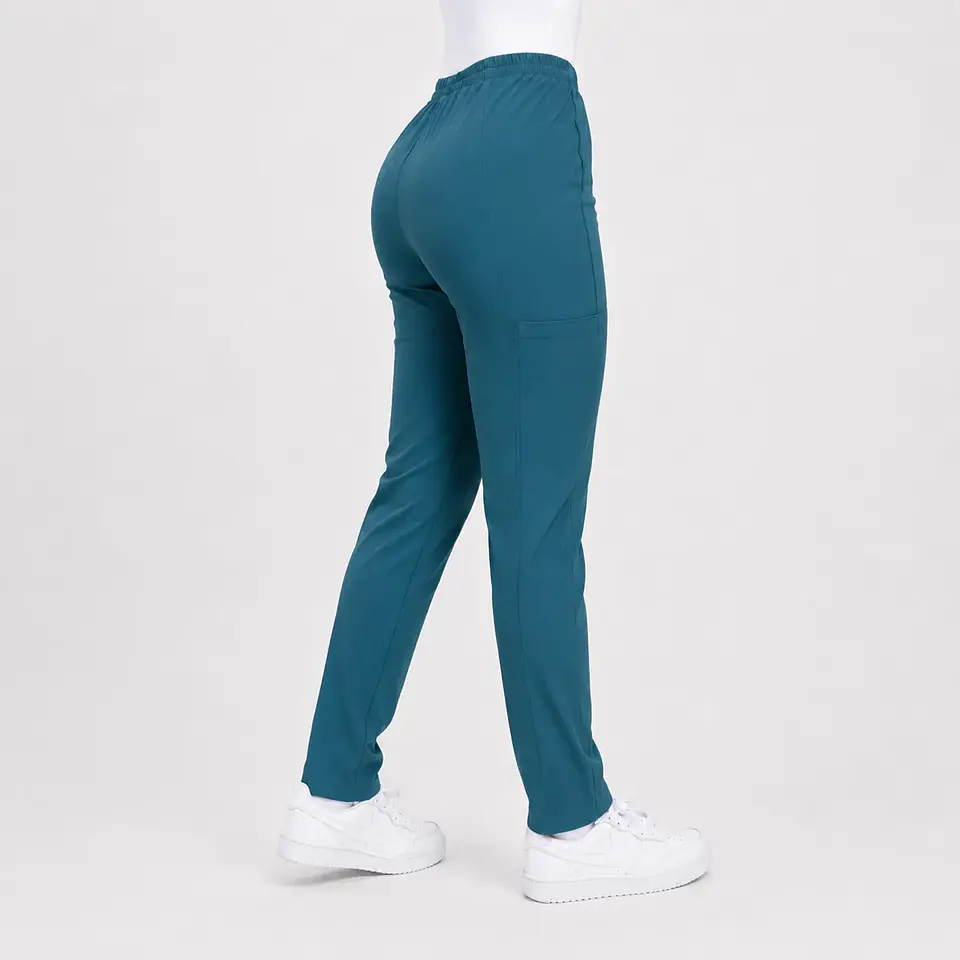 Pantalón Clínico Pitillo Antifluido para Mujer – Verde Petróleo 2