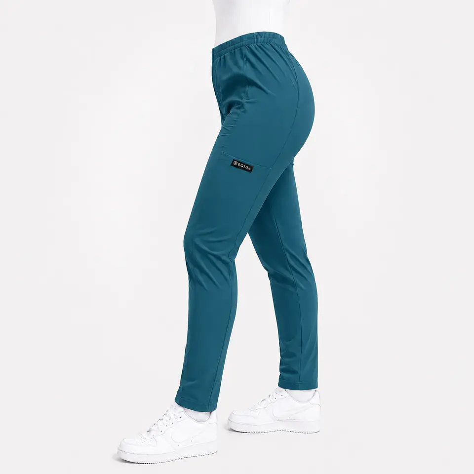 Pantalón Clínico Pitillo Antifluido para Mujer – Verde Petróleo 1