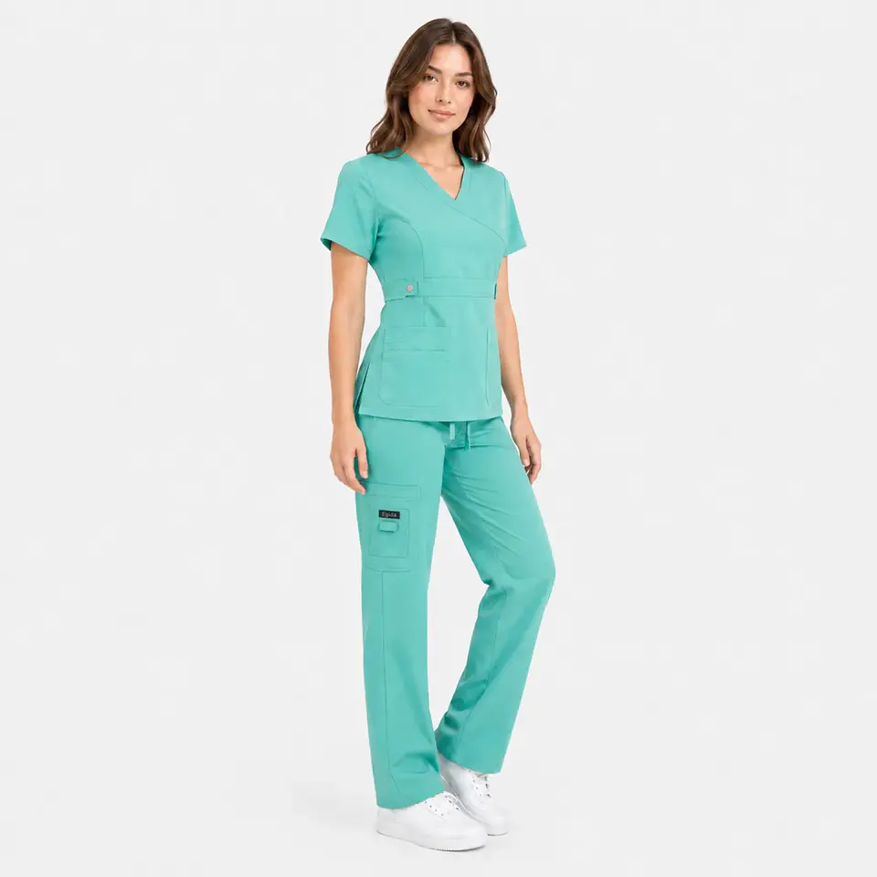 Conjunto Clínico: Blusa y Pantalón Cargo Poplin para Mujer – Verde Pabellón 3