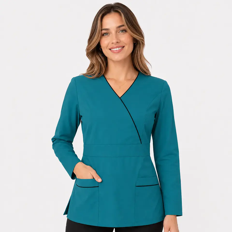 Blusa Médica Antifluido Elasticada Manga Larga Turquesa con ribete negro  1