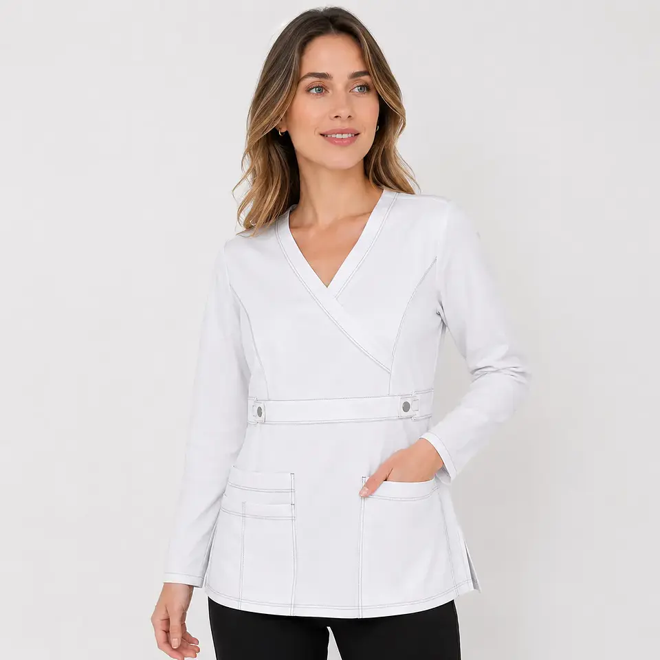 Blusa Clínica Manga Larga Cargo Antifluido Elasticada para Mujer – Blanco con Contraste 1
