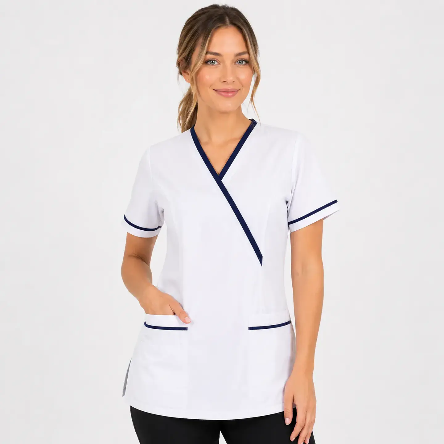 Blusa Clínica Mujer Vera Blanca Antifluido con Ribete Azul Marino 1