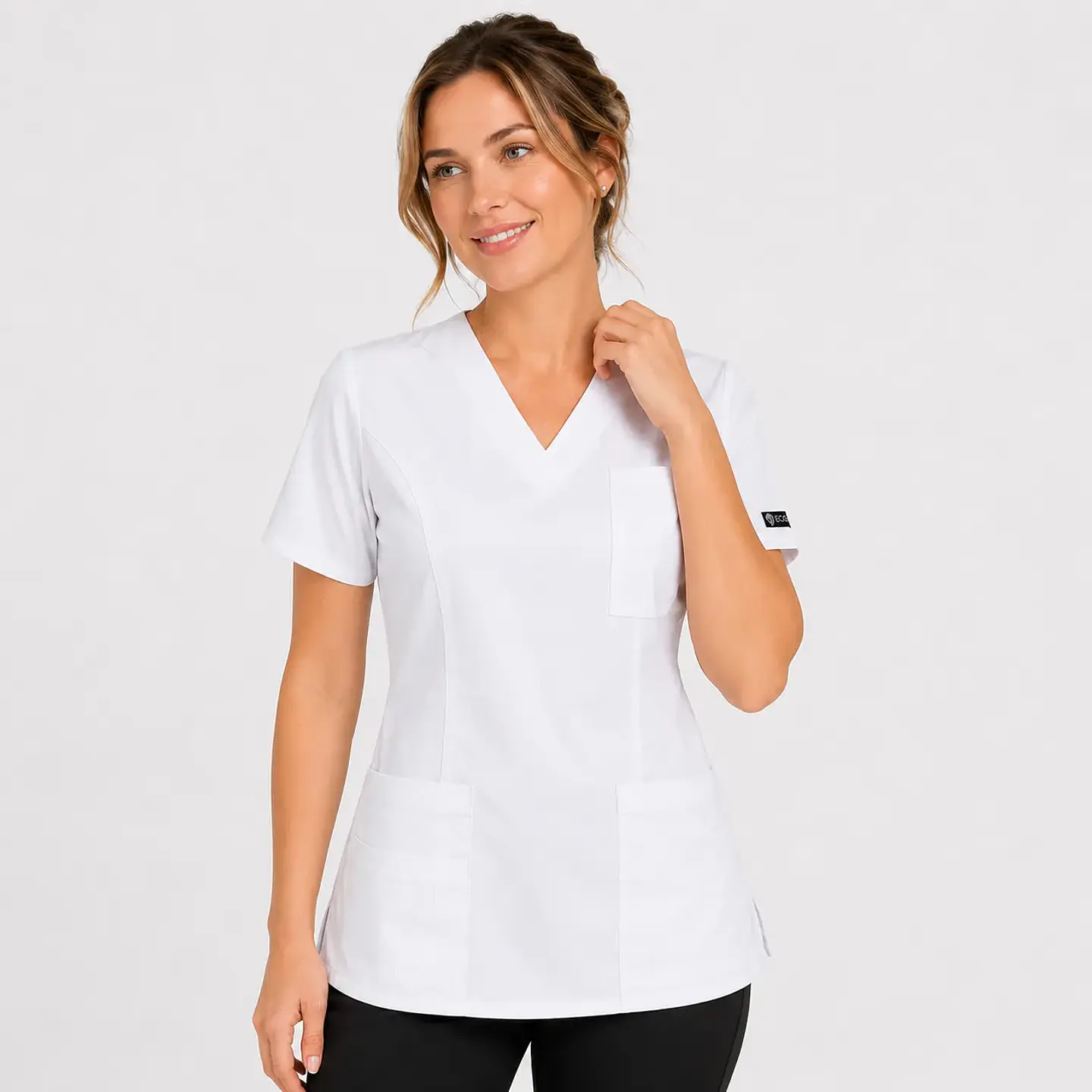 Blusa Clínica para Mujer Modelo Iris Antifluido y Elasticada con Bolsillo – Blanca 2