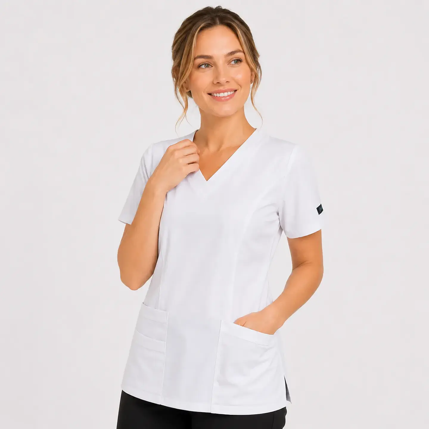 Blusa Clínica para Mujer Modelo Iris Antifluido y Elasticada  – Blanca 2