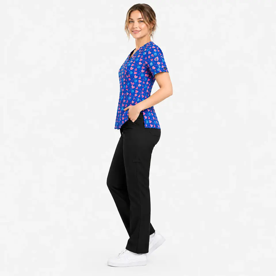 Conjunto Clínico para Mujer – Blusa Estampada Corazón Infinito Azul Rey y Pantalón Cargo Negro 2