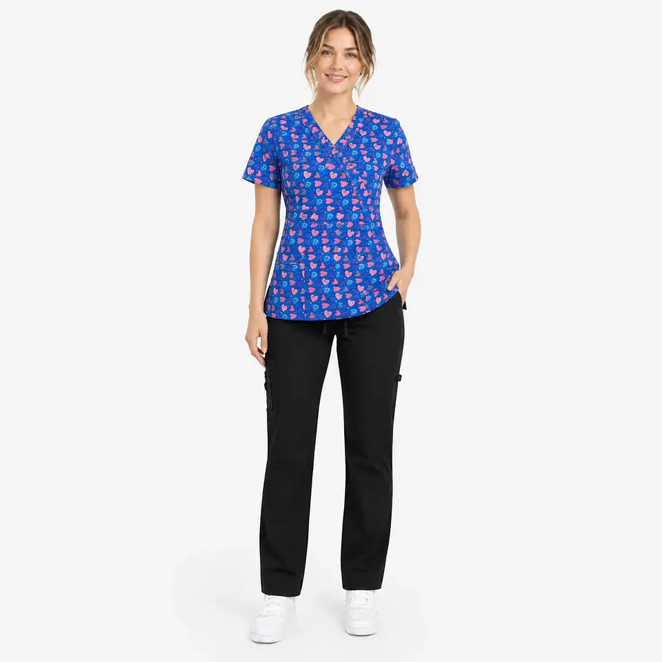 Conjunto Clínico para Mujer – Blusa Estampada Corazón Infinito Azul Rey y Pantalón Cargo Negro 1