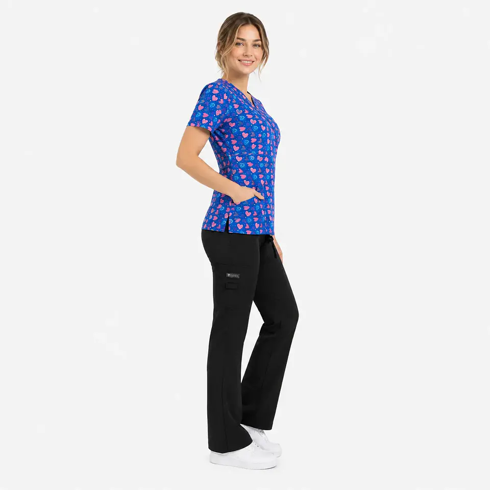Conjunto Clínico para Mujer – Blusa Estampada Corazón Infinito Azul Rey y Pantalón Cargo Negro 3