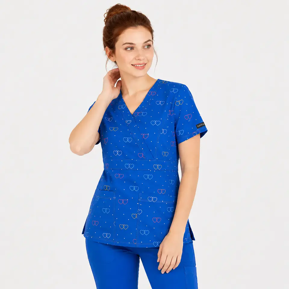 Blusa Clínica Estampada Antifluido Elasticada Corazones Aliados 3