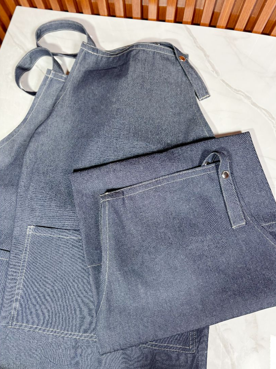 Delantal con logo bordado 1