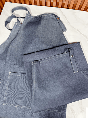 Delantal con logo bordado