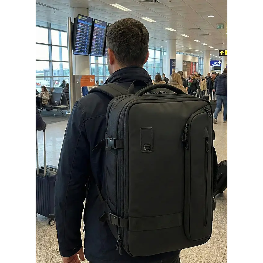 Mochila de Viaje 3 en 1: Impermeable, con Puerto USB y Bolsa de Compresión 6