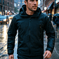 CHAQUETA  SOFTSHELL CON CAPUCHA – IMPERMEABLE, RESISTENTE  VERSÁTIL - Miniatura 1