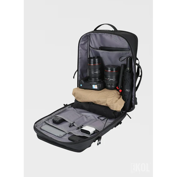 Mochila Tech Pro: Diseño Impermeable con Puerto USB y Compartimento para Laptop 3