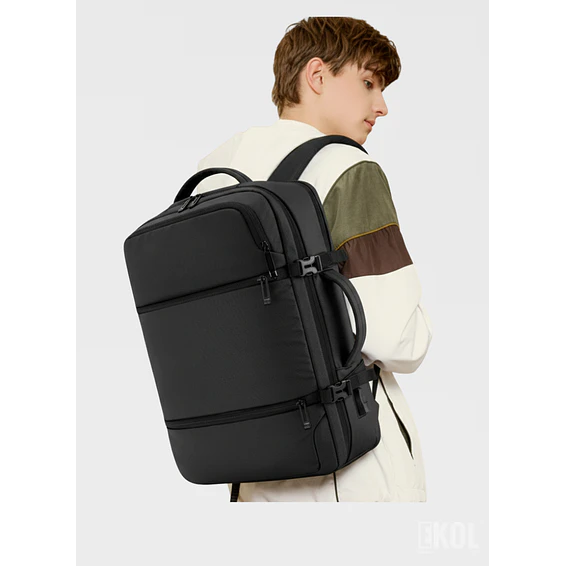 Mochila Tech Pro: Diseño Impermeable con Puerto USB y Compartimento para Laptop 6