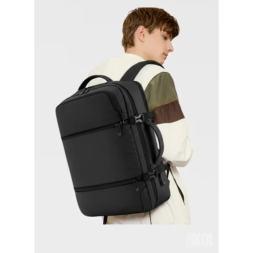 Mochila Tech Pro: Diseño Impermeable con Puerto USB y Compartimento para Laptop 6