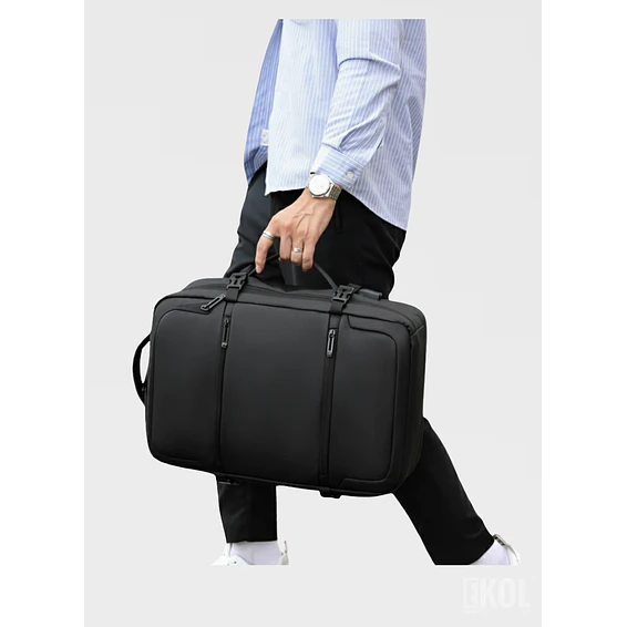 Mochila Tech Pro: Diseño Impermeable con Puerto USB y Compartimento para Laptop 7
