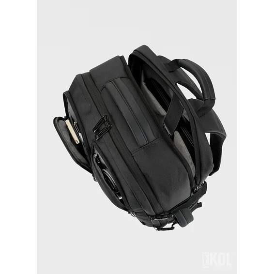 Mochila Tech Pro: Diseño Impermeable con Puerto USB y Compartimento para Laptop 4