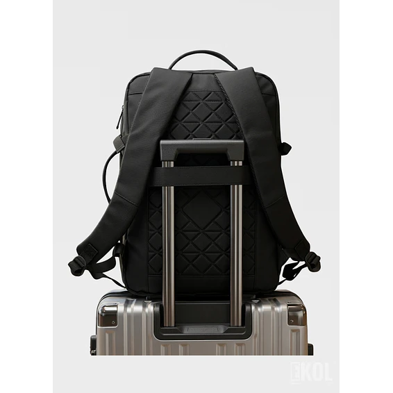Mochila Tech Pro: Diseño Impermeable con Puerto USB y Compartimento para Laptop 5