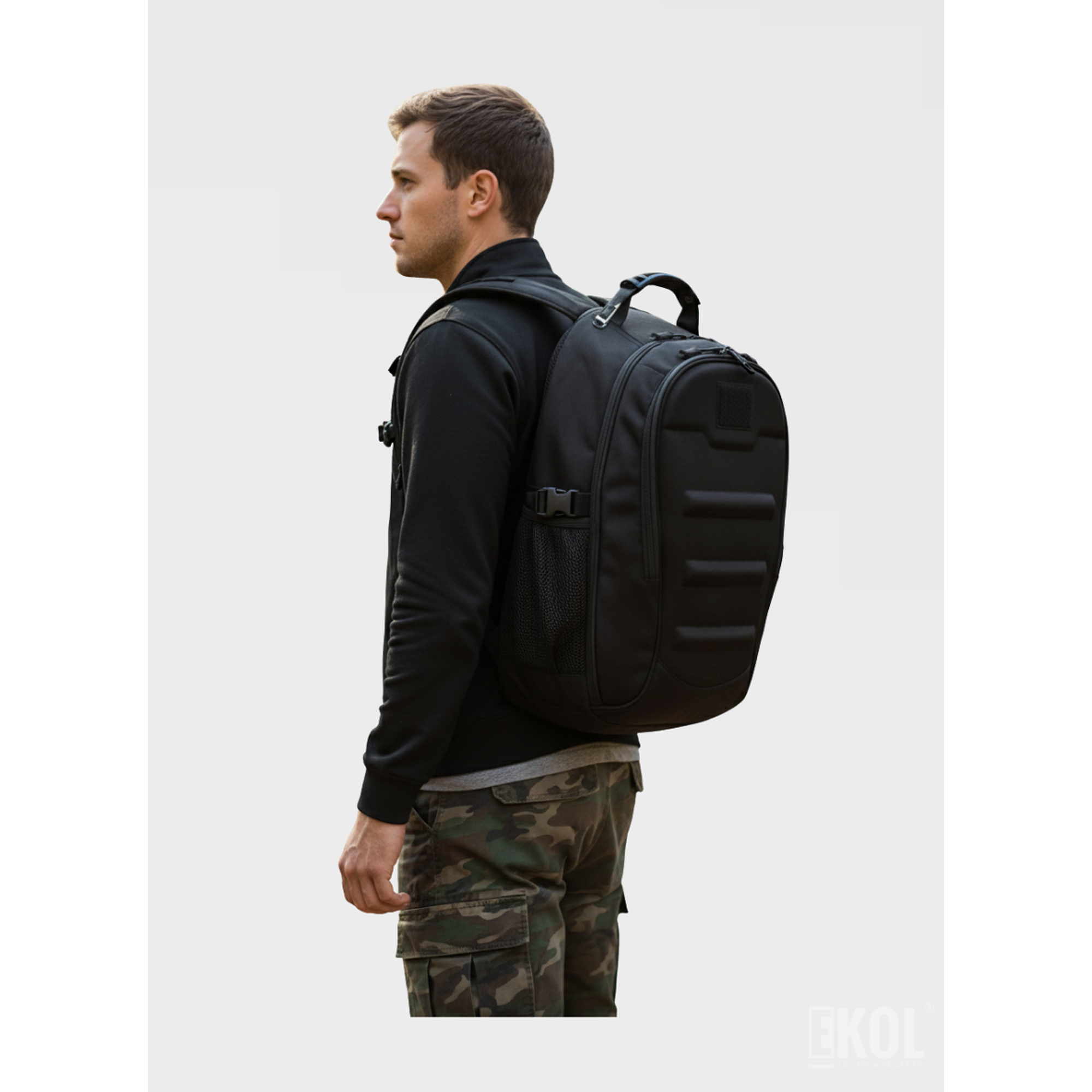 Mochila Táctica Outdoor 40L: Ergonómica, Impermeable y con Puerto USB 3