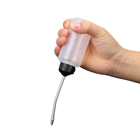 Aceitera punta metálica para mantenimiento de máquinas de coser