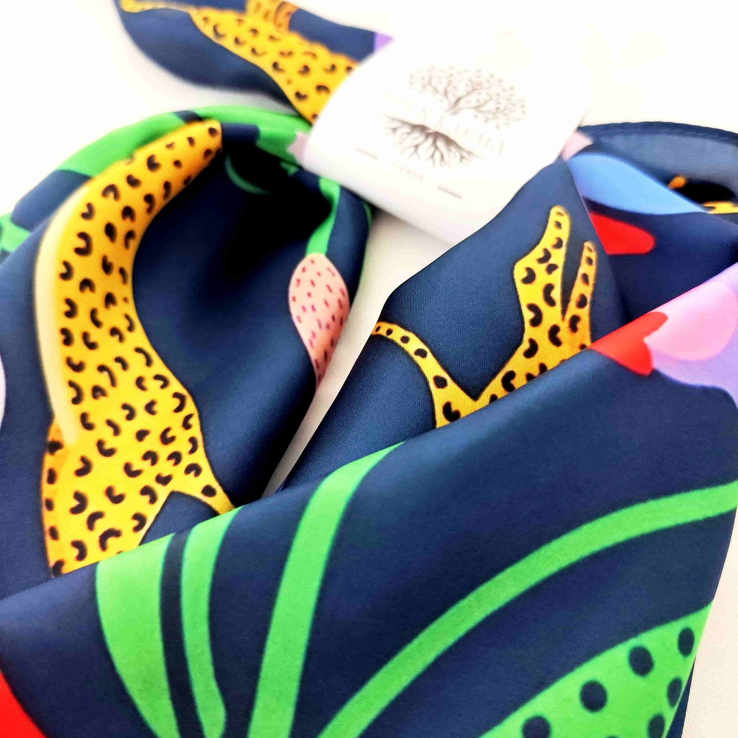 Pañoleta de Seda Jaguar 70x70 – Buen Karma 2