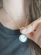 Colgante Collar hipoalergénico con dije Virgen niña Nacarado  - Miniatura 2