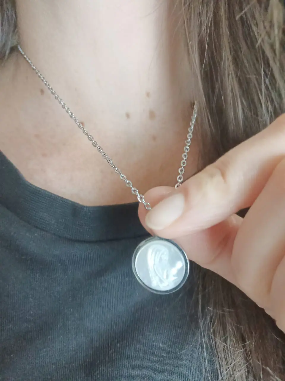 Colgante Collar hipoalergénico con dije Virgen niña Nacarado  2