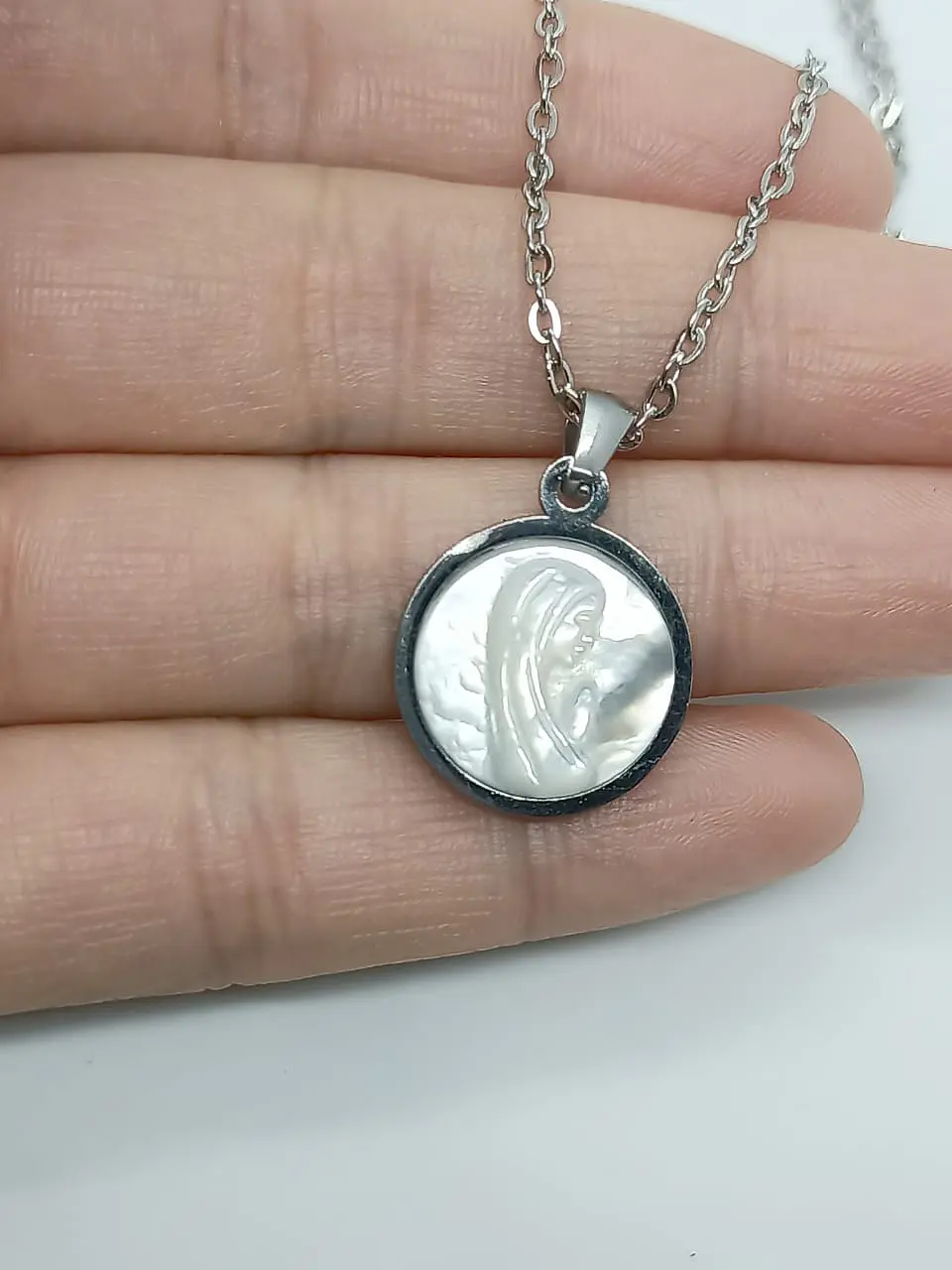 Colgante Collar hipoalergénico con dije Virgen niña Nacarado  3