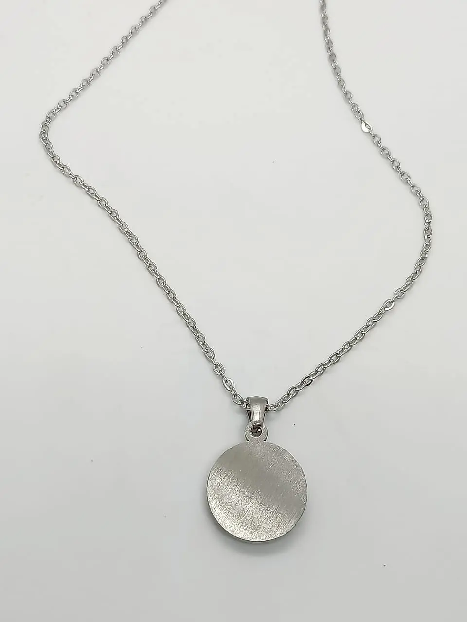 Colgante Collar hipoalergénico con dije Virgen niña Nacarado  4