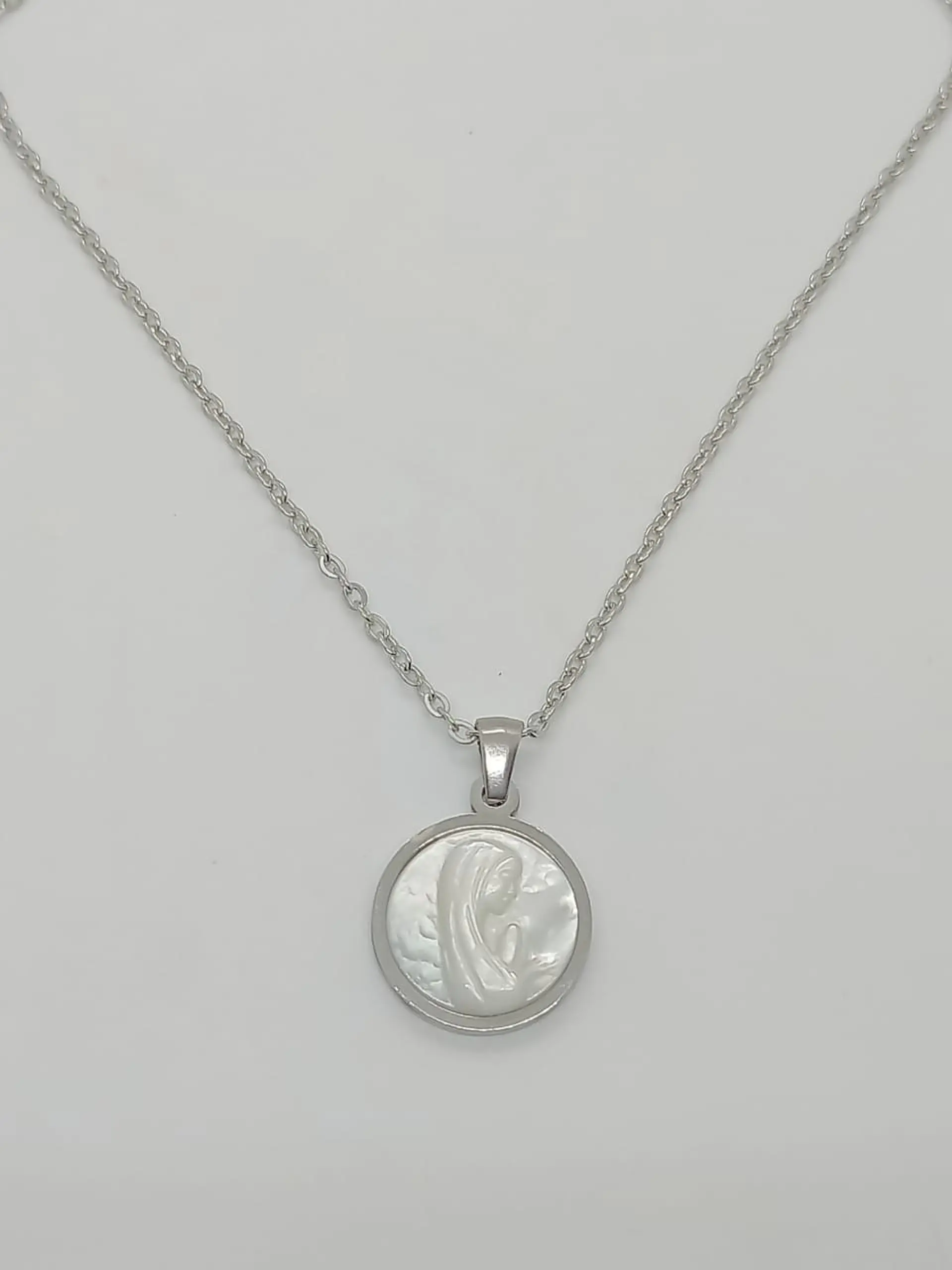 Colgante Collar hipoalergénico con dije Virgen niña Nacarado  5