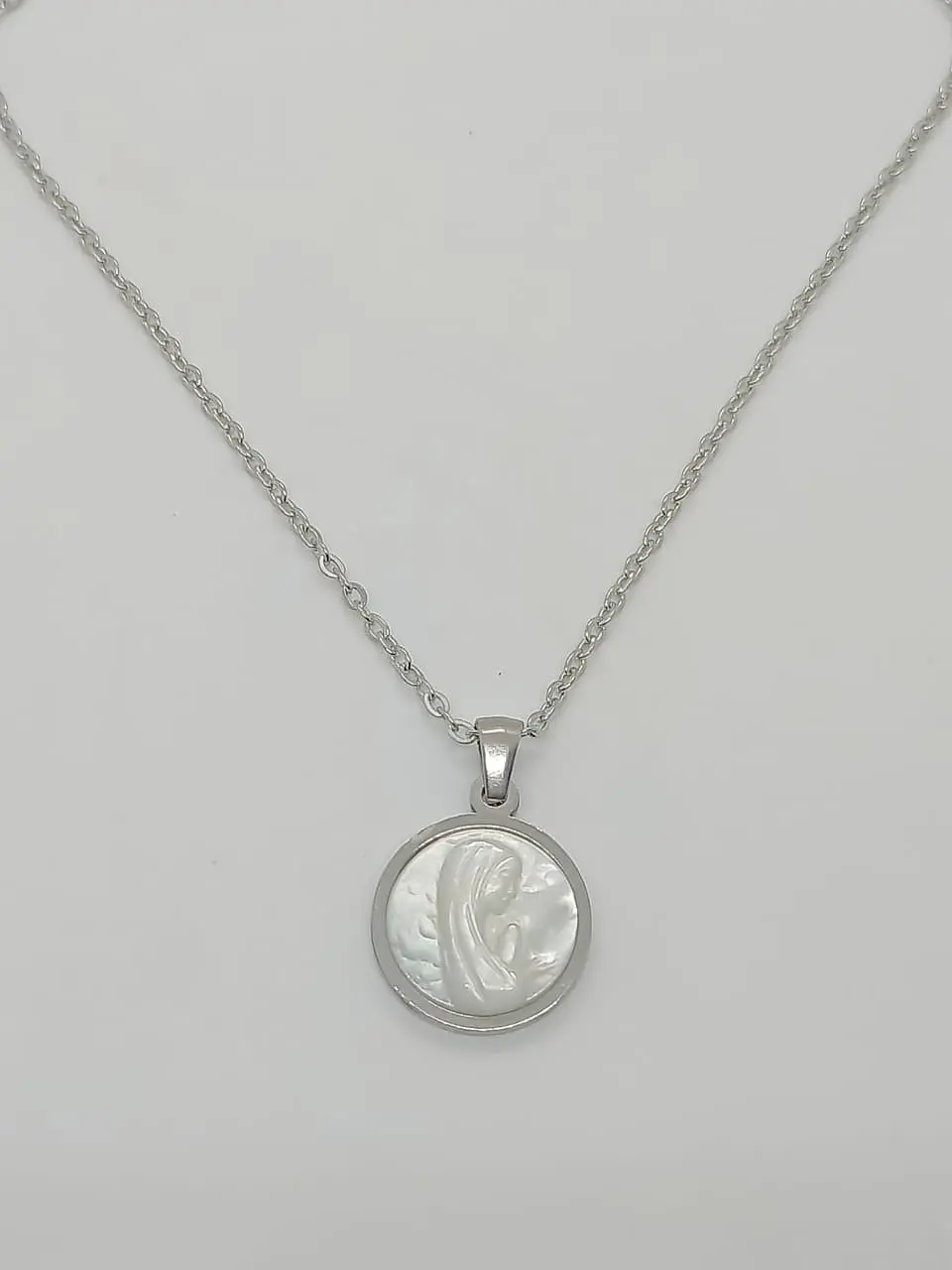 Colgante Collar hipoalergénico con dije Virgen niña Nacarado  5
