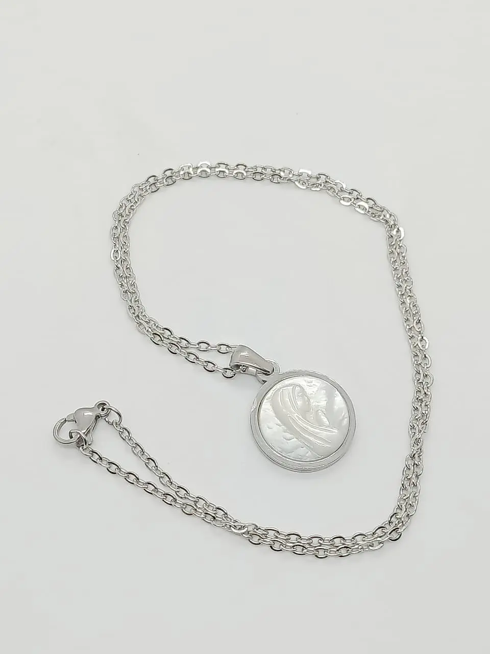 Colgante Collar hipoalergénico con dije Virgen niña Nacarado  6