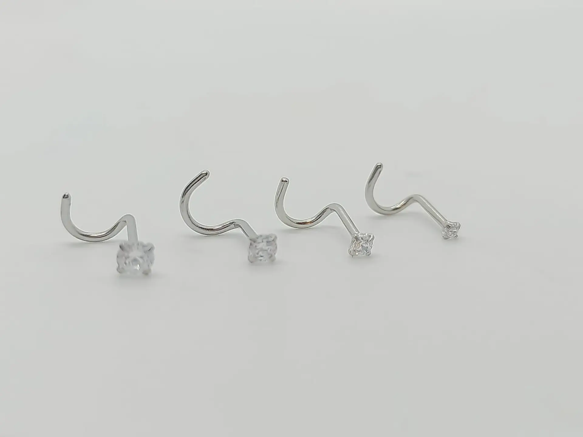 Set (04) de piercing acero quirúrgico  zirconia nariz boca oreja tipo L o S 4