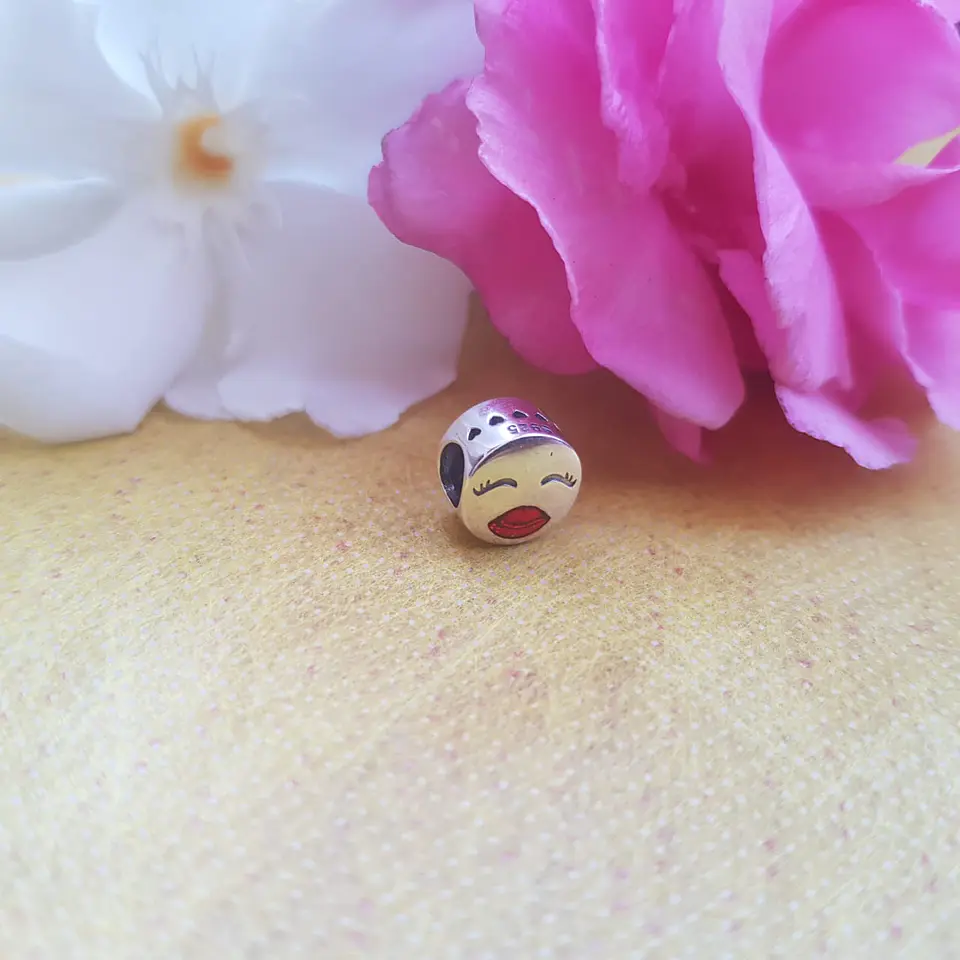 Charm dije abalorio carita ojitos cerrados boca roja plata 925 estilo pandora 3