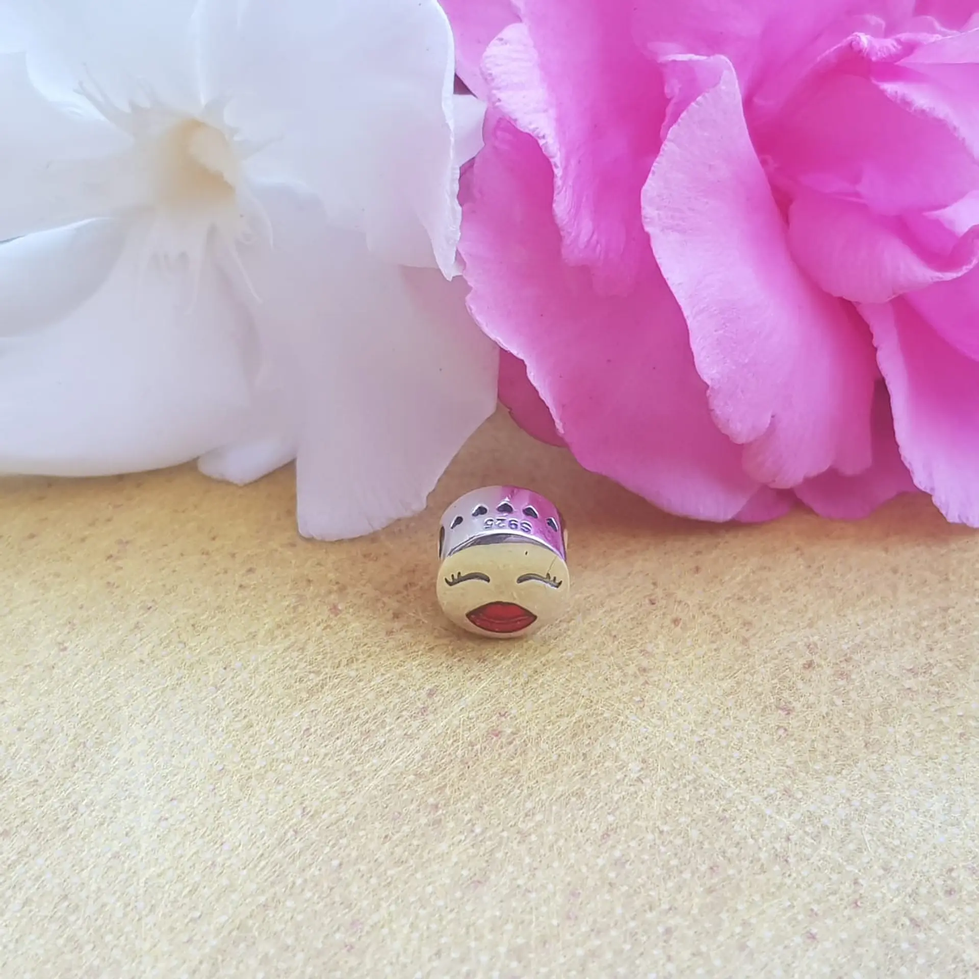 Charm dije abalorio carita ojitos cerrados boca roja plata 925 estilo pandora 4