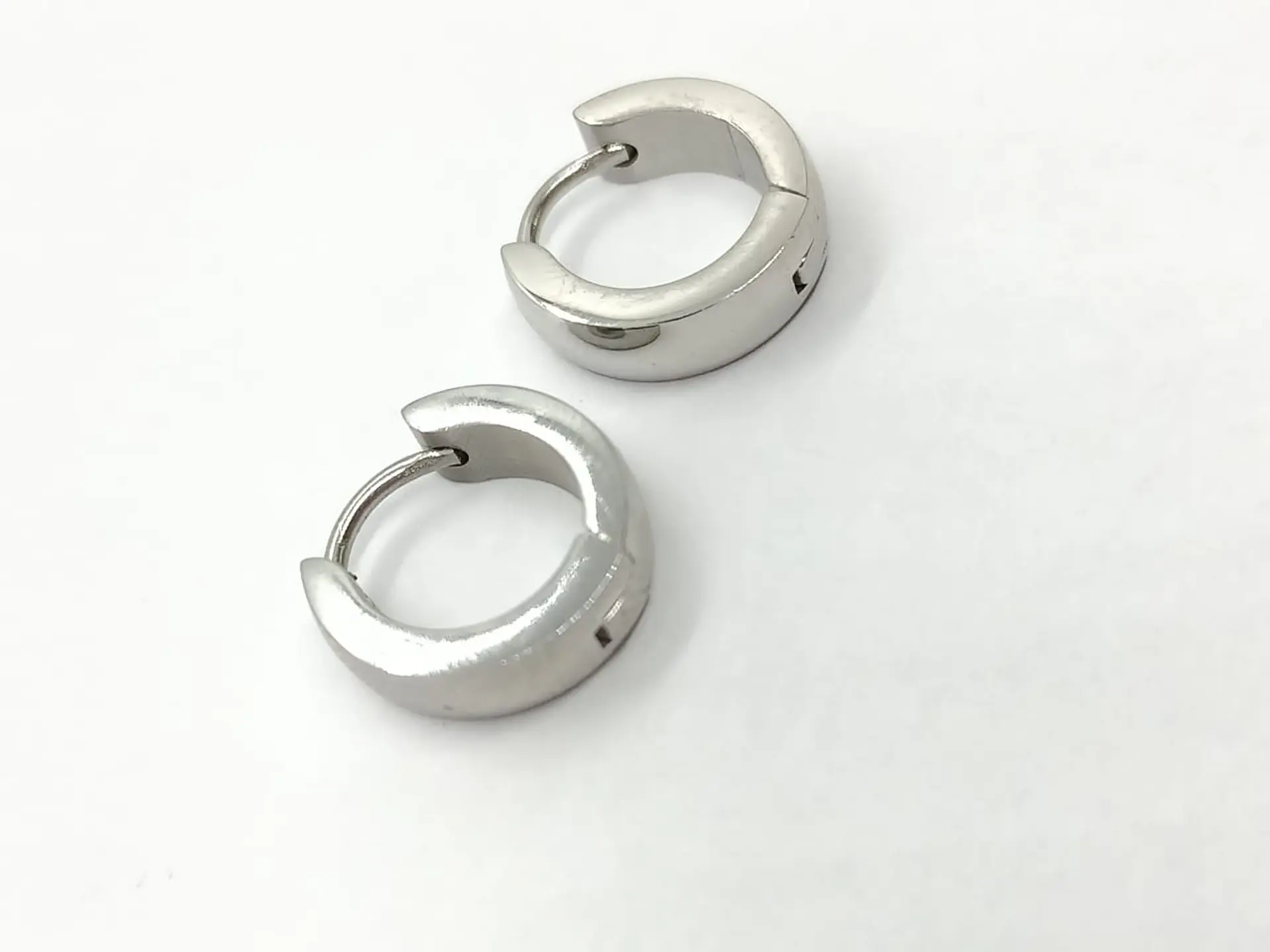 Pendientes Aros Punk Tres colores disponibles sin genero huggies 4
