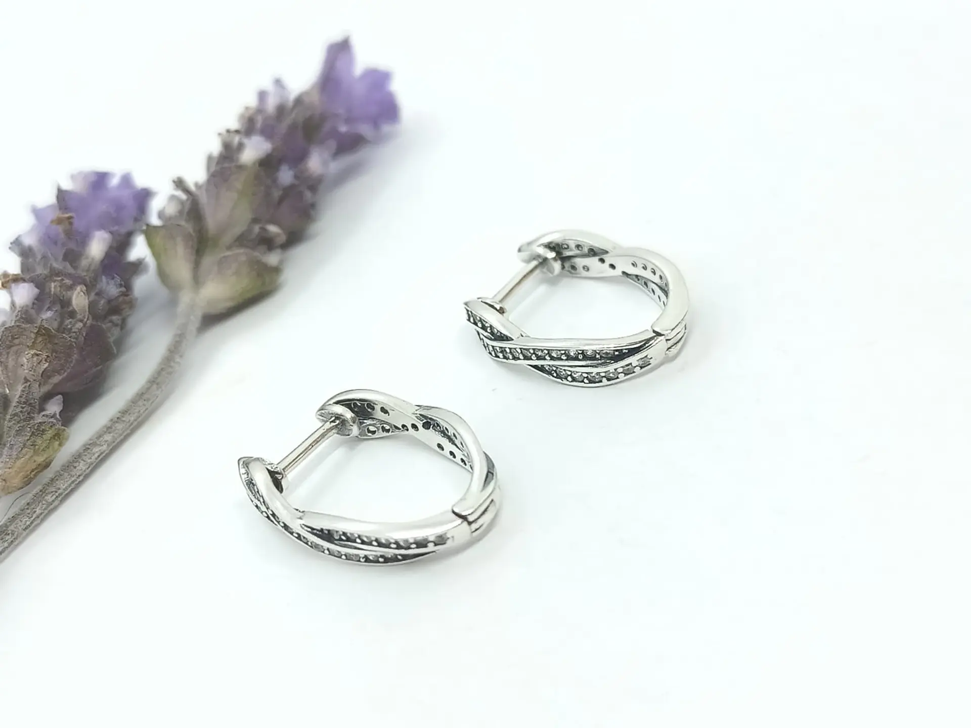 Argollas Chicas Trenzadas Tipo Huggies Plata fina ley S925 con Zirconios Pavé 3