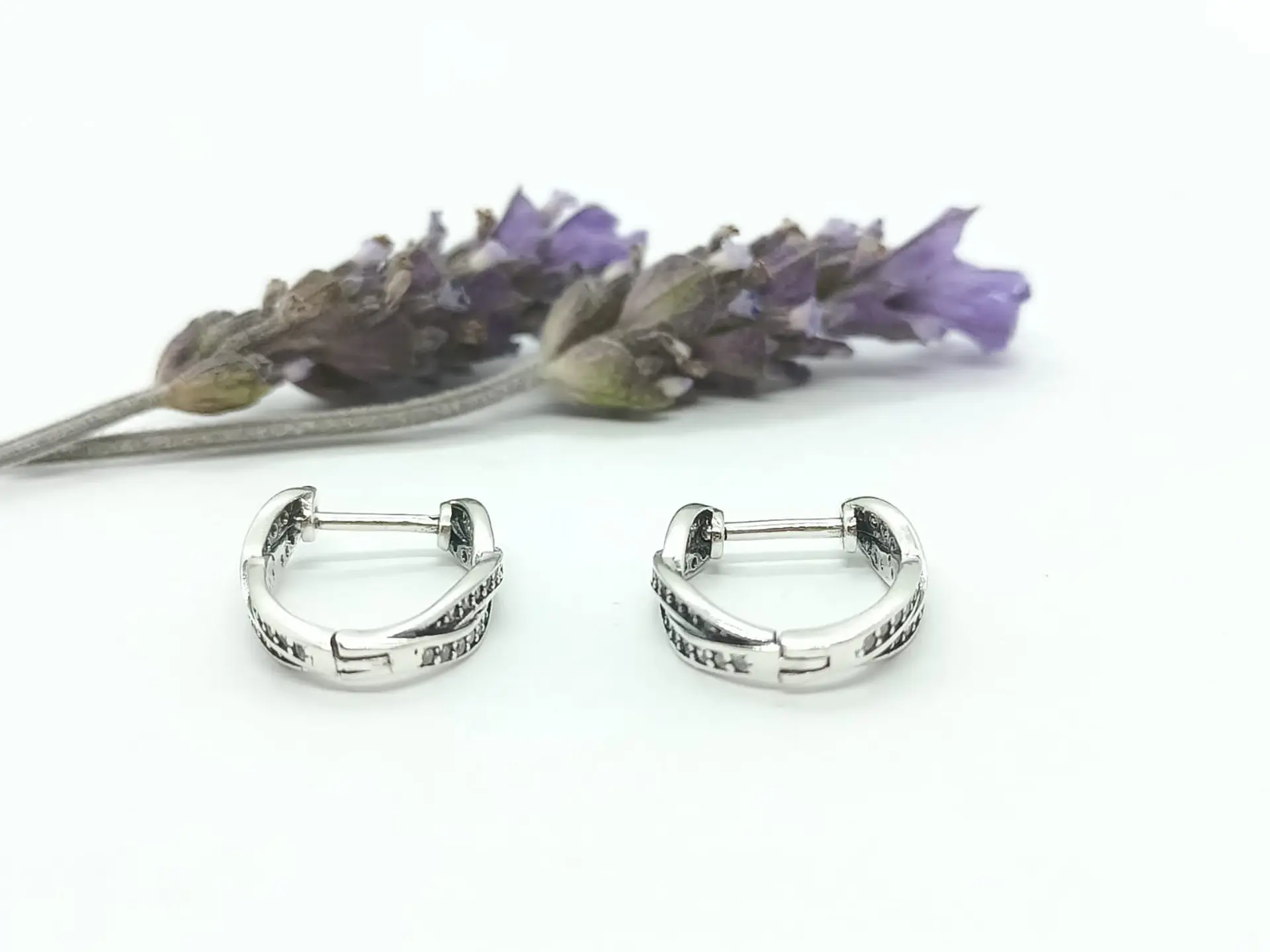 Argollas Chicas Trenzadas Tipo Huggies Plata fina ley S925 con Zirconios Pavé 4